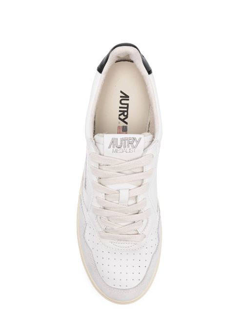 MEDALIST LOW SNEAKERS IN WHITE LEATHER Autry | AULMGS33WHT/BLK