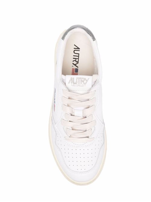 MEDALIST LOW SNEAKERS IN WHITE AND SILVER METALLIC LEATHER AUTRY | AULWLL05WHT/SILVER