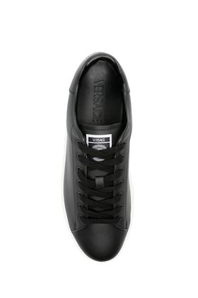 sneakers nere con  dettaglio Greca Versace | 10144601A096081B000