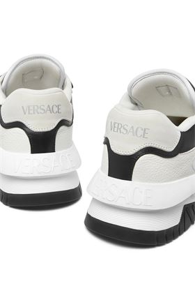 Sneakers bianca  con logo Versace | 10154371A109252B02P